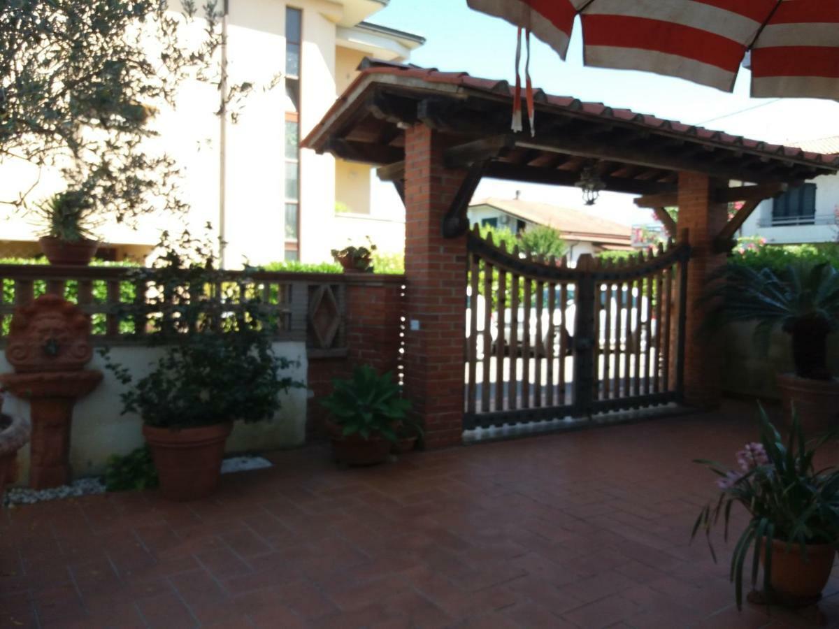 Raffinato Bilocale A Lido Di Camaiore Vicino Al Mare Luaran gambar